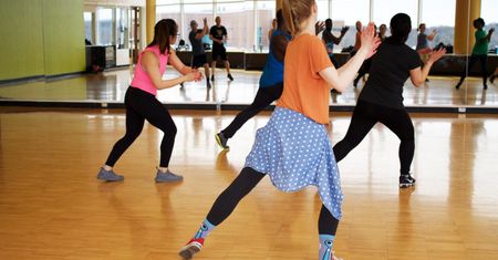 Zumba - rodzaje, zalety, ćwiczenia, ubiór, muzyka, cena, zumba w domu