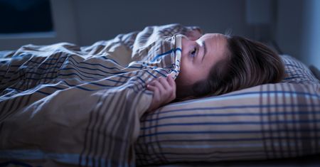 Budzisz się w nocy i nie jesteś w stanie się poruszyć? Tak objawia się "zmora nocna"