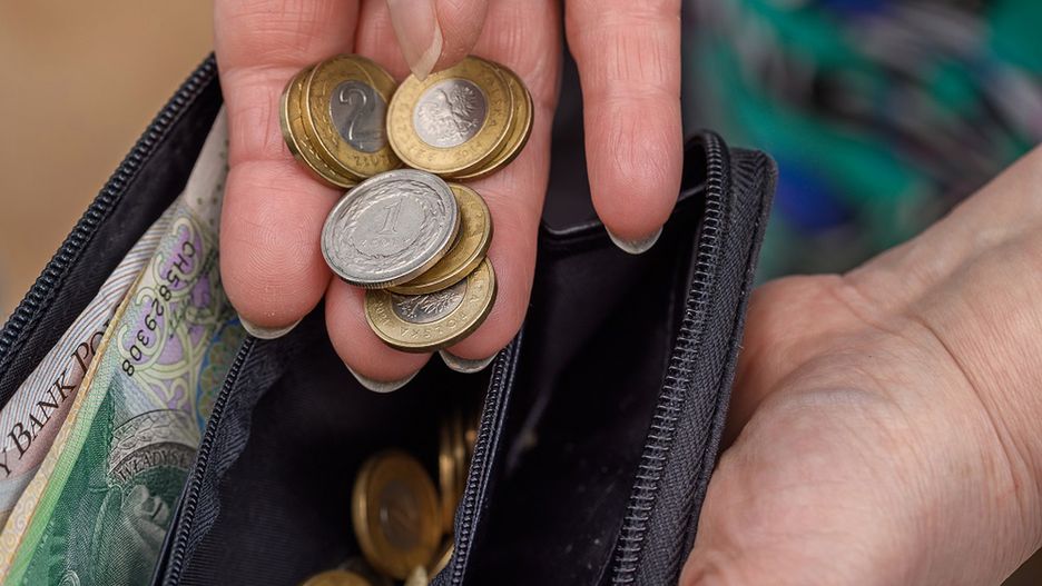 ZUS wypłaci pieniądze co miesiąc. Nie ma ograniczeń wiekowych i dochodowych