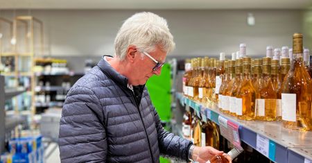 Zakaz sprzedaży alkoholu seniorom. Skierowano petycję do resortu zdrowia