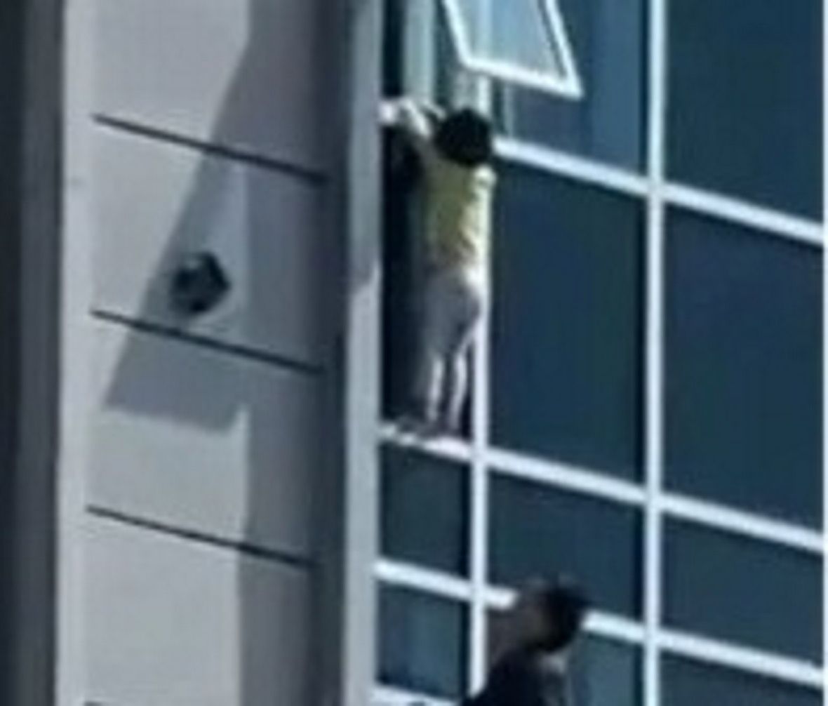 Trzyletnie dziecko zwisało z okna