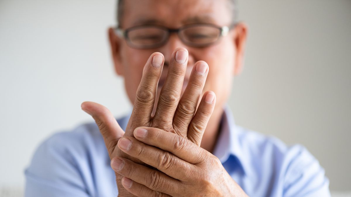 Tężyczka utajona jest spowodowana zaburzeniami elektrolitów we krwi.