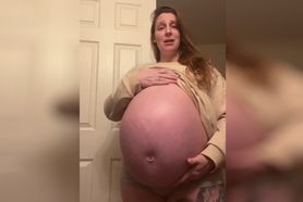 Kobieta pokazała ogromny brzuch ciążowy. Lekarz postanowił skomentować nagranie