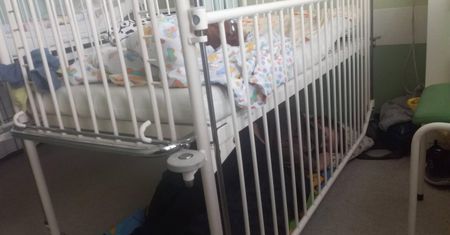 Matka śpi pod szpitalnym łóżkiem, na podłodze. Zdjęcie z Jeleniej Góry pokazuje prawdę o opiece medycznej w Polsce?