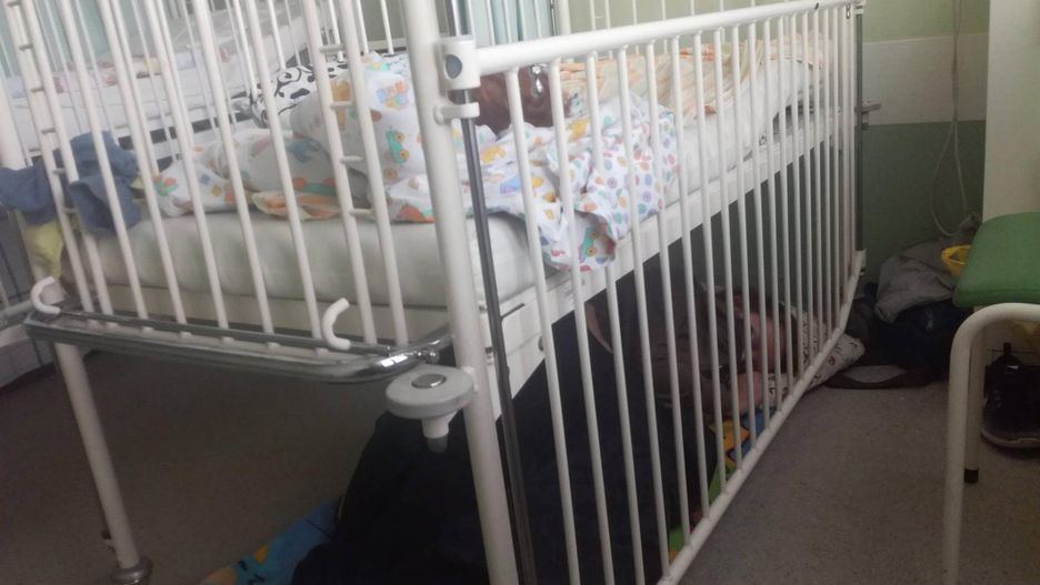 Kobieta musiała spać na podłodze