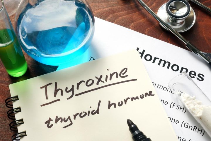Tyroksyna to jeden z hormonów produkowanych przez tarczycę. Tyroksyna jest produkowana i uwalniana przez komórki pęcherzykowe tarczycy.