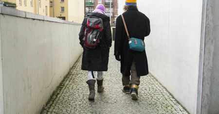 Przyprowadził do domu dziewczynę. Ojciec zamarł, gdy ją zobaczył