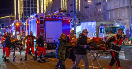 Zamach terrorystyczny na jarmarku świątecznym w Niemczech pozostawi trwały ślad na psychice. Jakie objawy daje PTSD?