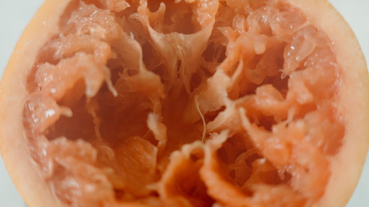 Grejpfrut może być lekkim dodatkiem do posiłku, ponieważ dostarcza niewiele kalorii, sporo wody oraz witaminę C