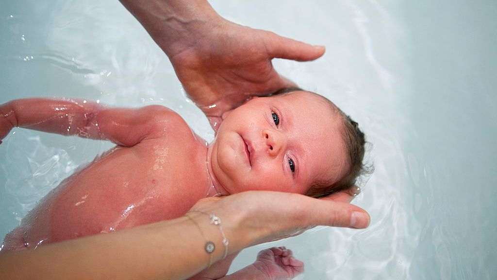 Wykąpała dziecko w wybielaczu. To powszechna praktyka na oddziałach pediatrycznych?