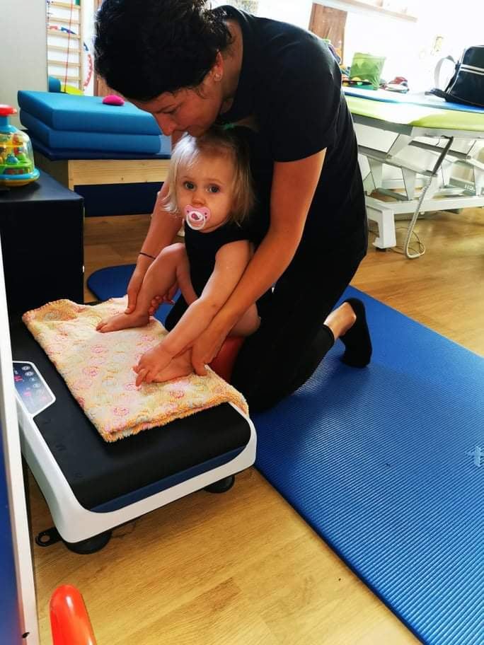 Marysia ćwiczy z fizjoterapeutką