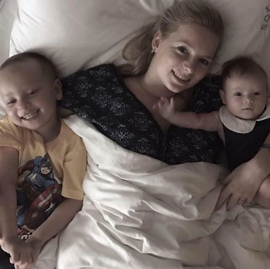 Mała Heidi z mamą i bratem