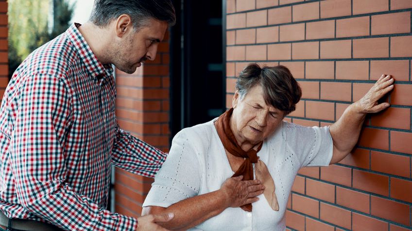 Duszności w klatce piersiowej to uczucie, że brakuje nam powietrza.