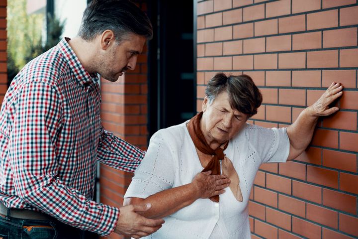 Duszności w klatce piersiowej to uczucie, że brakuje nam powietrza.