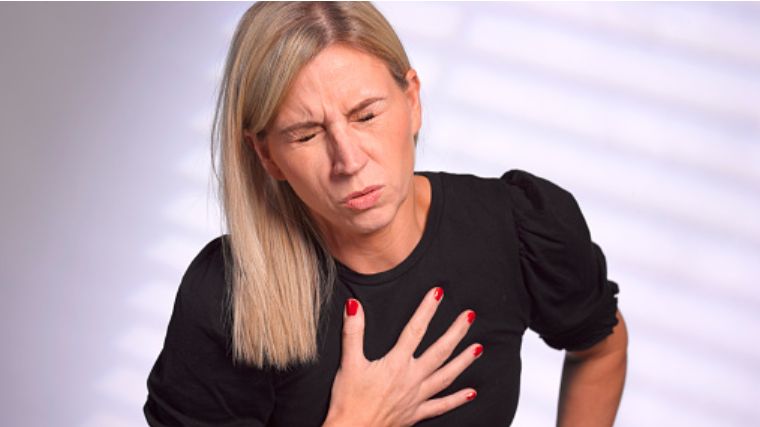 Reguritacja to zjawisko polegające na niekontrolowanym cofaniu się treści żołądkowej z żołądka do przełyku.