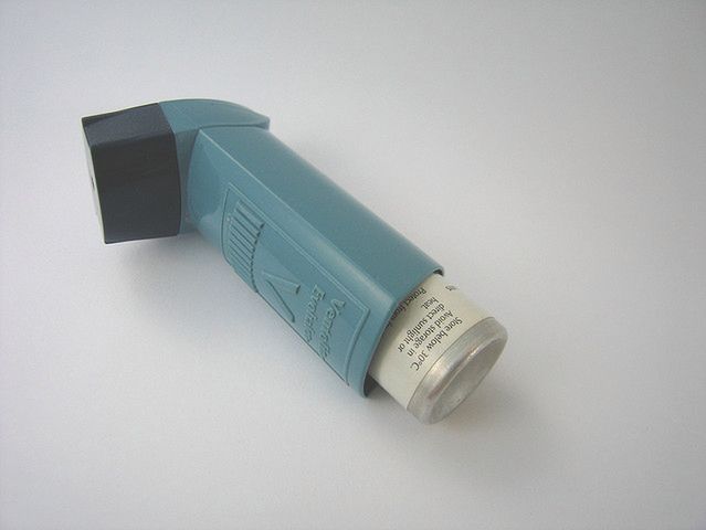 Łagodzi objawy astmy