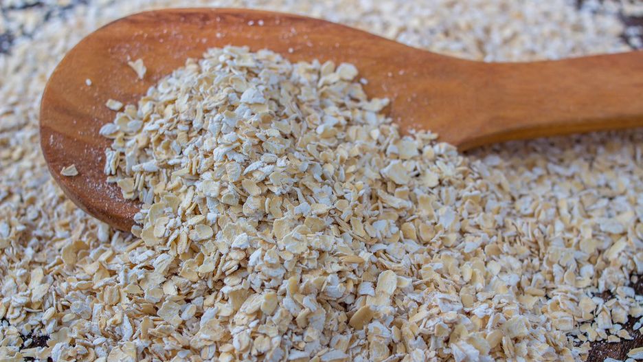 Płatki owsiane górskie są bardziej rozdrobnione niż zwykłe, dlatego czas ich gotowania wynosi zaledwie 2-5 minut