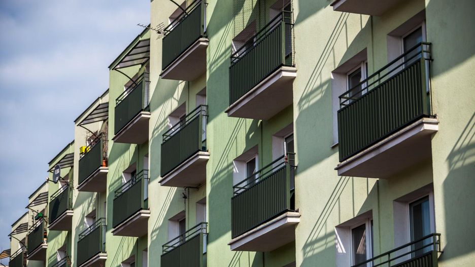 Dziecko wypadło z okna. Matka była pijana