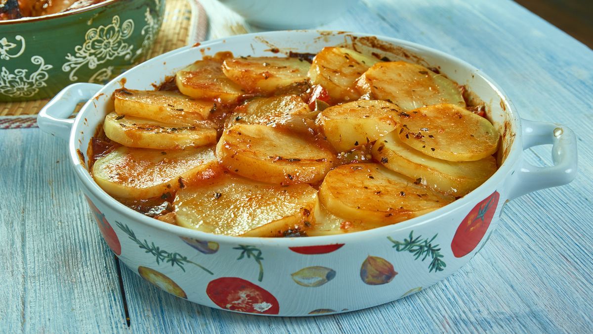 Tumbet to hiszpańska zapiekanka z sosem pomidorowym.