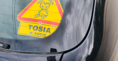 Taka naklejka na aucie to proszenie się o niebezpieczeństwo. Usuń jak najszybciej
