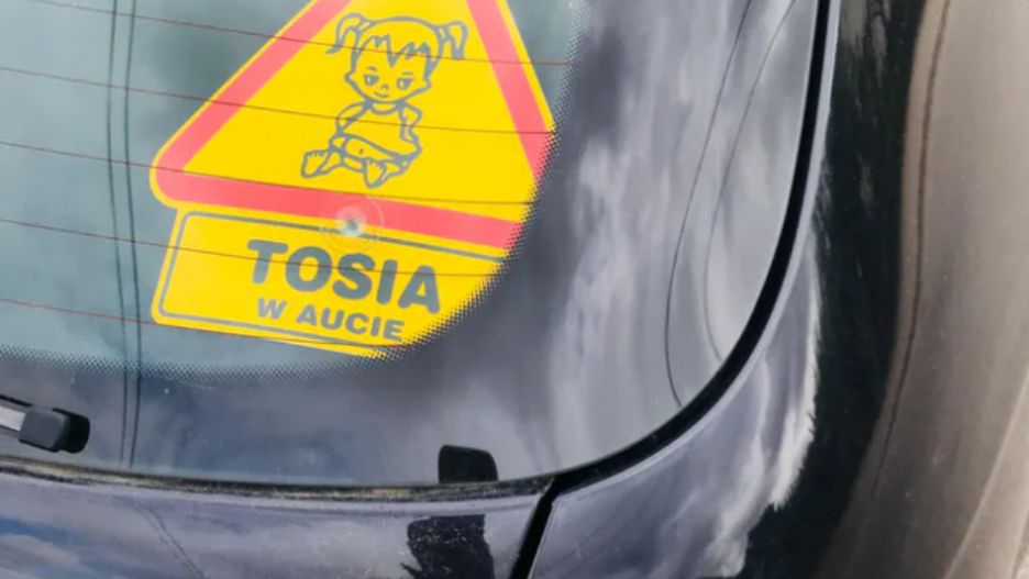 Umieszczając na pojeździe naklejkę z imieniem dziecka nieświadomie udostępniamy tę informację obcym