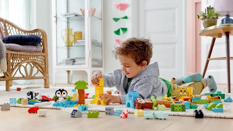 Spójrz, jak twoje dziecko uczy się przez zabawę, a wiele się o nim dowiesz