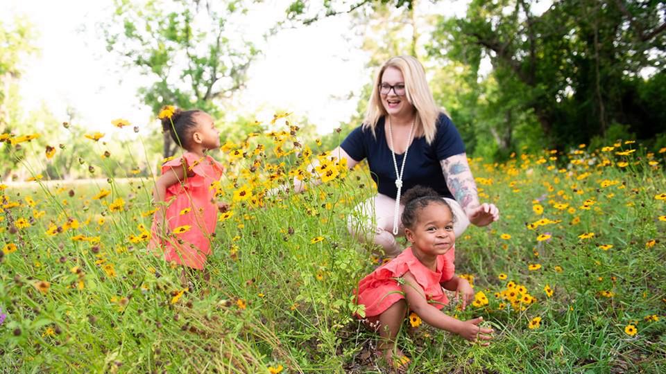 Pod opieką adopcyjnej mamy bliźniaczki odzyskały zdrowie i radość życia