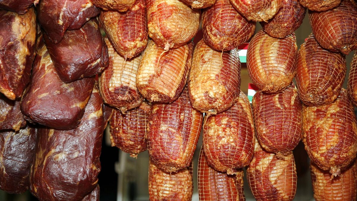 Przetworzone mięso (np. wędliny i kiełbasy) zwiększają ryzyko zachorowania na raka jelita grubego