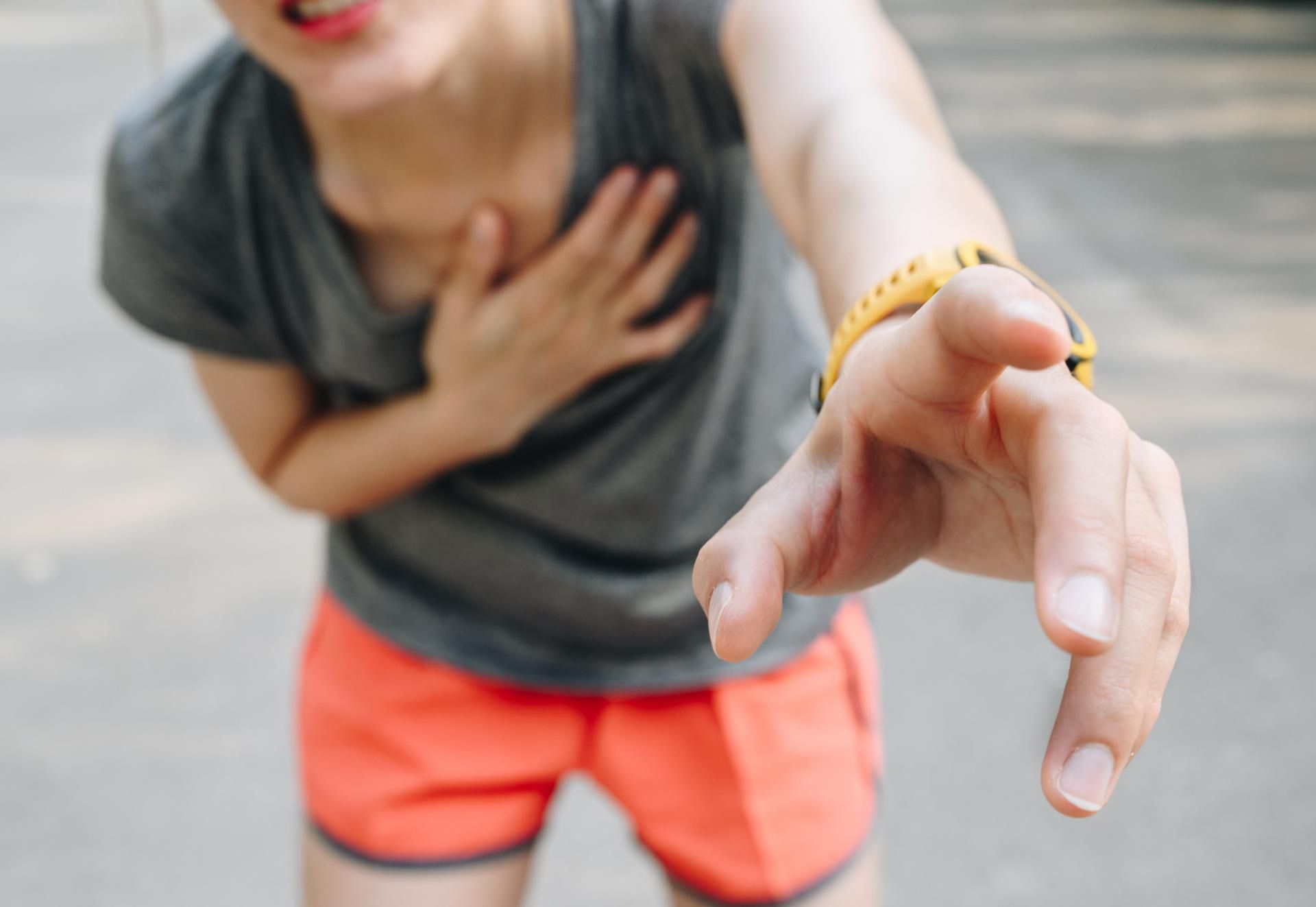 Zator płucny objawia się m.in. dusznościami i bólem w klatce piersiowej