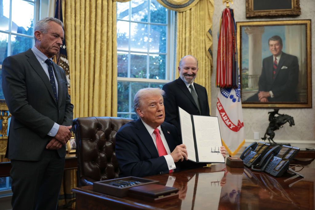 Prezydent Donald Trump i Robert F. Kennedy Jr. w Gabinecie Owalnym, luty 2025