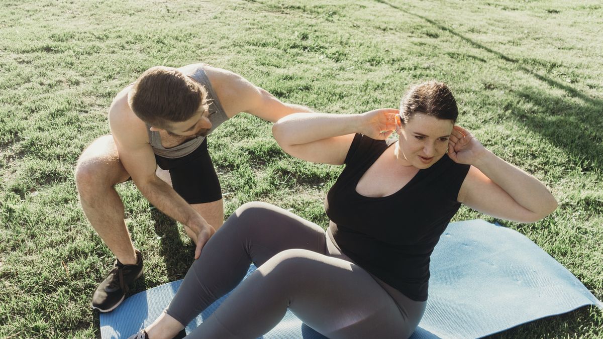 Ćwiczenia na zmniejszenie biustu stosuje się wraz z dietą odchudzającą