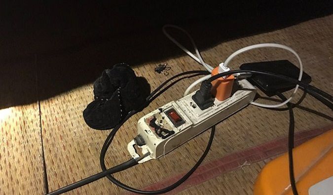 Nastolatka skleiła popsutą ładowarkę taśmą klejąca. 