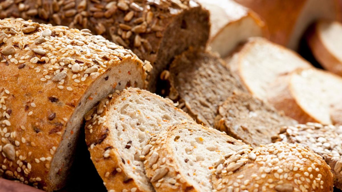 Oba rodzaje pieczywa mogą być częścią zdrowej diety.
