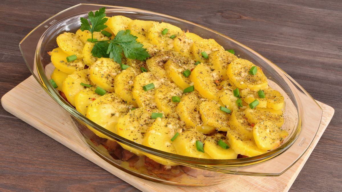 Zapiekanka ziemniaczana z kiełbasą to szybkie w przygotowaniu danie.