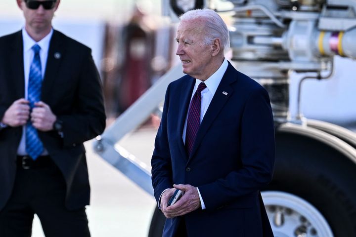 Joe Biden ma COVID-19, a nie założył maski. Co na to CDC?