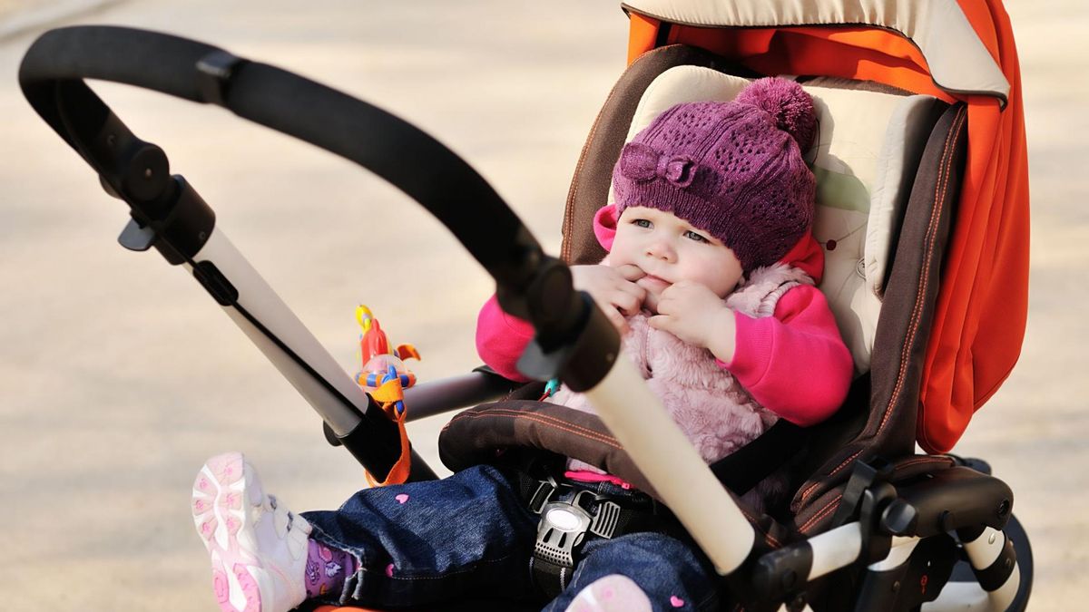 Dziecie lubią spacery w wózkach. 