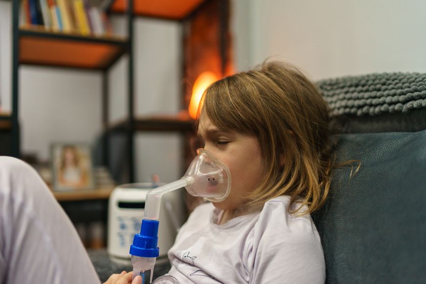 W łagodzeniu objawów zapalenia zatok pomaga inhalator, zwłaszcza z funkcją nebulizacji