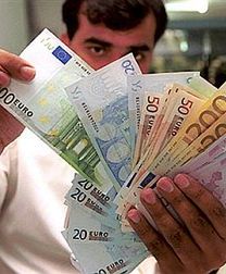 Sklepy na walutach zarabiają więcej niż kantory