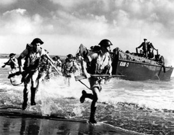 Żołnierze brytyjscy podczas desantu na plażę w Normandii 