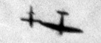 Samolot Spitfire strącający skrzydłem pocisk V-1 