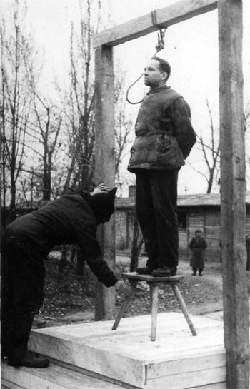 Wykonanie wyroku śmierci na Rudolfie Hoessie na terenie byłego niemieckiego obozu koncentracyjnego Auschwitz-Birkenau. 16 kwietnia 1947 r. 