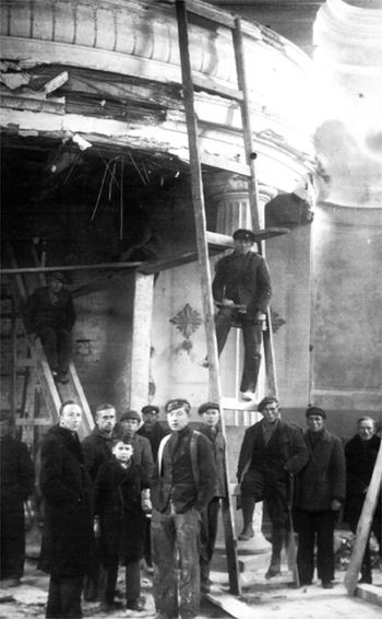 Prace przy odbudowie Kościoła Św. Jakuba zbombardowanego przez Niemców 3 września 1939 r. 