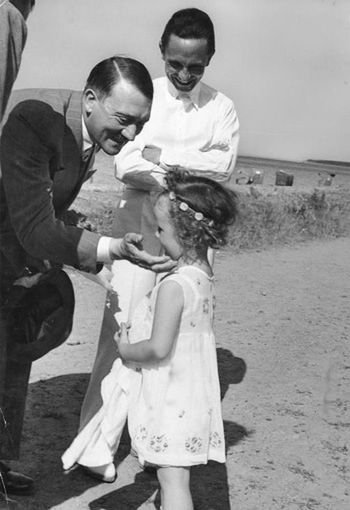 Adolf Hitler, Joseph Goebbels i jego córka w 1933 r. 