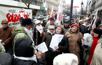 Emeryci i renciści mają dość biedy