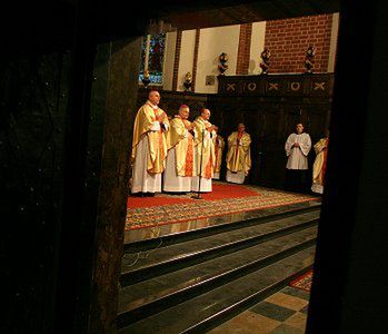 3 tys. osób modli się w kościele św. Anny