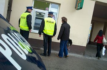 Rumuni zatrzymani, jak okradali kolejny bankomat