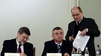 Tomasz Nałęcz, Bogdan Lewandowski i Jan Rokita podczas ostatniego posiedzenia Komisji