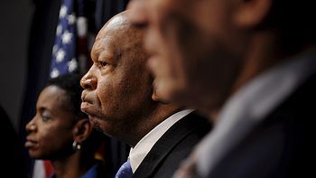Amerykański kongresman z Maryland Elijah Cummings przysłuchuje się konferencji prasowej w sprawie zrewidowanego planu ratunkowego dla sektora finansowego