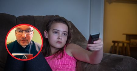 Spytała księdza, czy oglądanie takich filmów to grzech. Odpowiedź nie wszystkim się spodobała