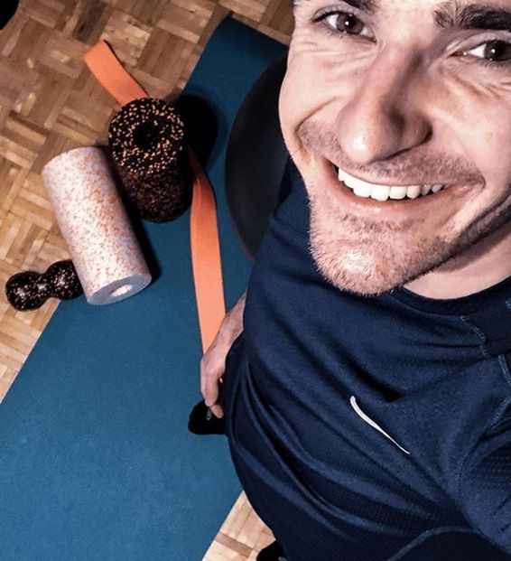 Alek ma 25 lat i niedawno się zaręczył